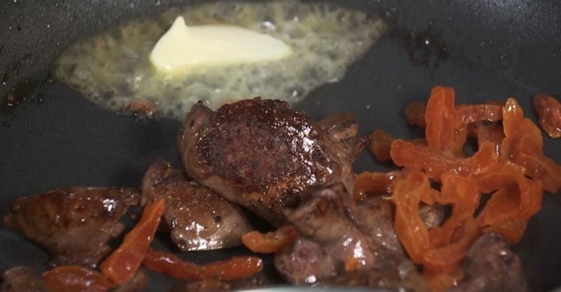 Тёплый салат с печёнкой, булгуром и курагой